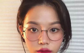 短发小姐姐狂笑,欢乐感染力十足