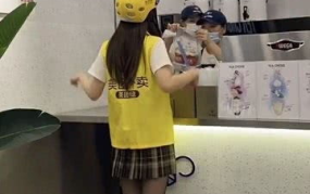 外卖小姐姐丢充电宝视频,视频记录惊险一幕