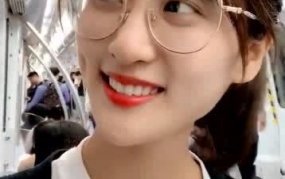 酒窝小姐姐brina,魅力四溢的时尚达人